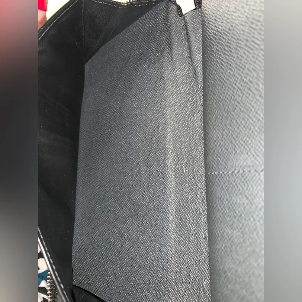 Sold🔔🔔🔔LV Taiga Long Zippy Wallet
Unisex❤️💗 - Picture 11 of 16